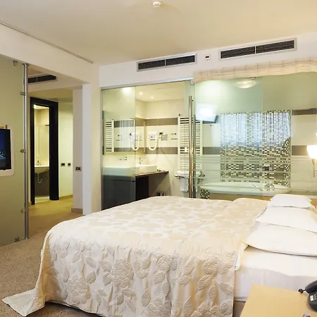 Hotel In 4*